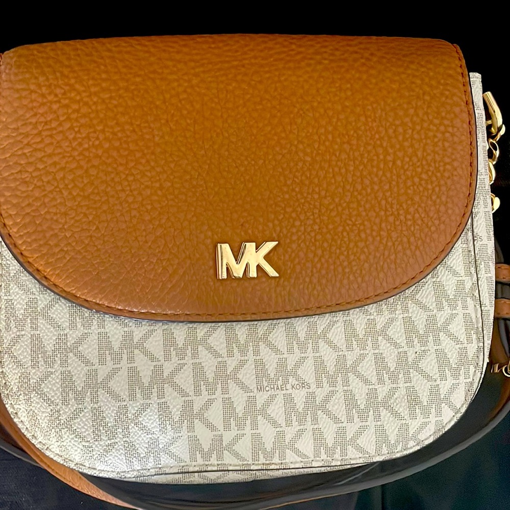 Michael kors small crossbody bag (used)